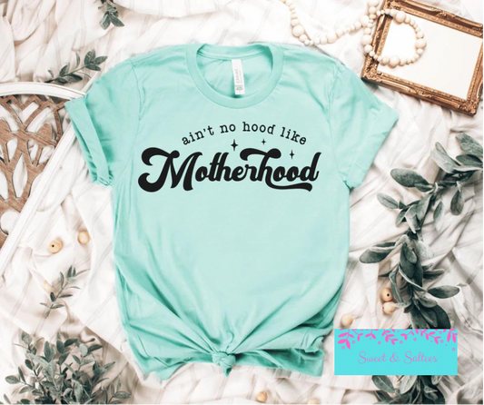 Ain’t no hood like motherhood graphic T-shirt