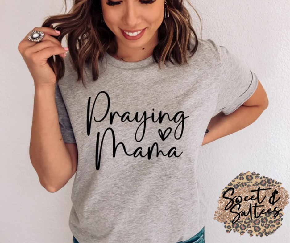 Praying Mama graphic T-shirt